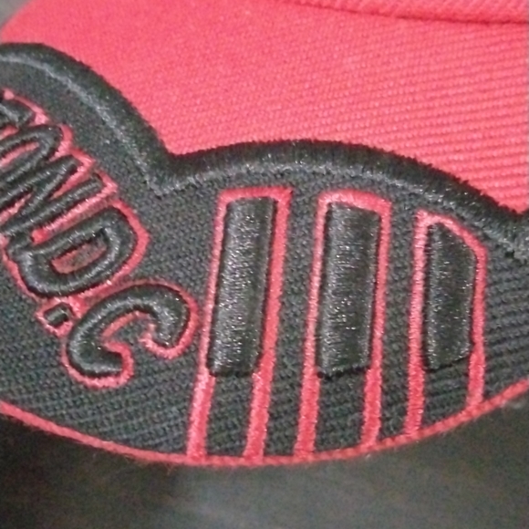 City-hunter hat color red black embroidery in excellent condition - Picture 7 of 8